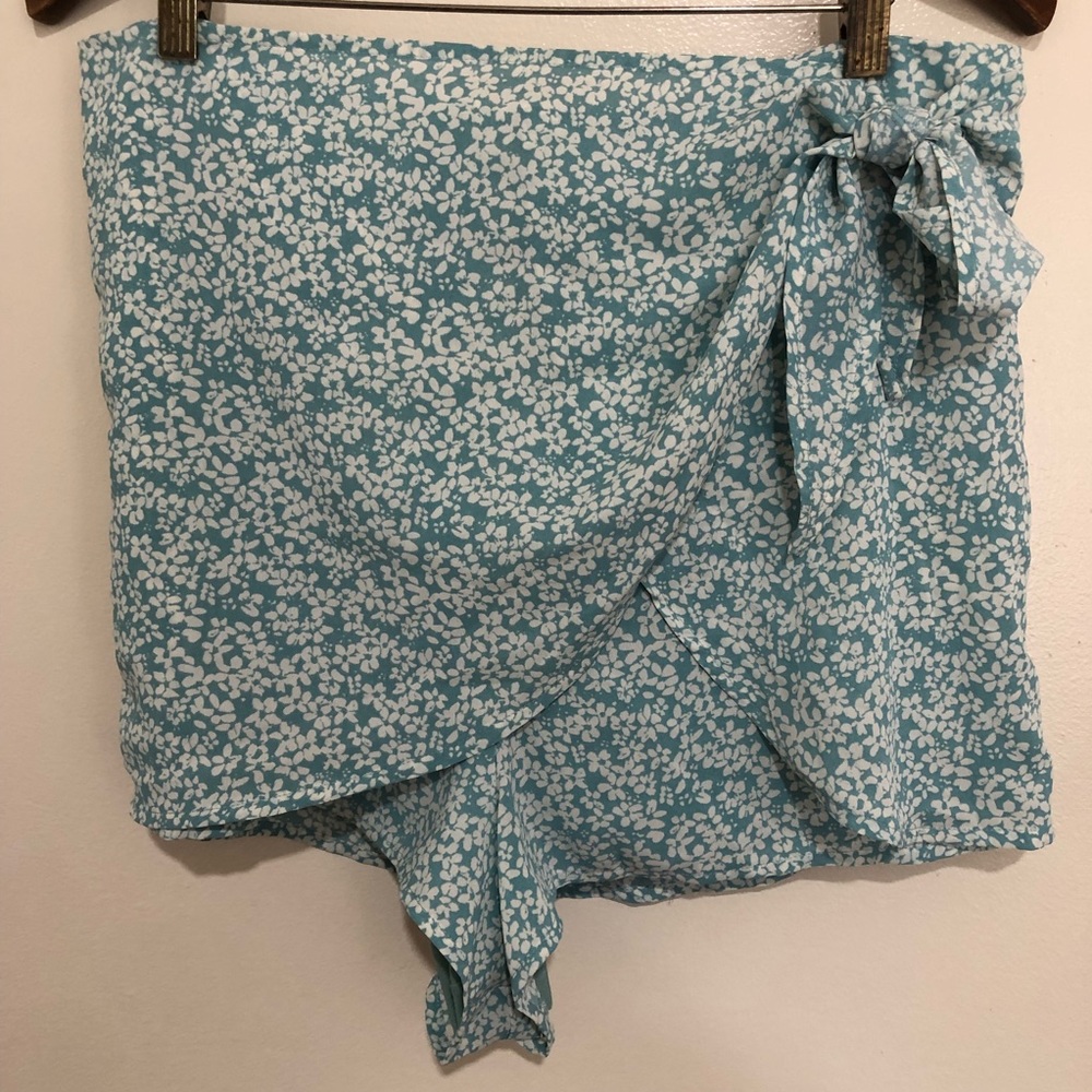 Pink Lilly Blue White Daisies Overlapping Side Tie Up Size Large back zipup🔴